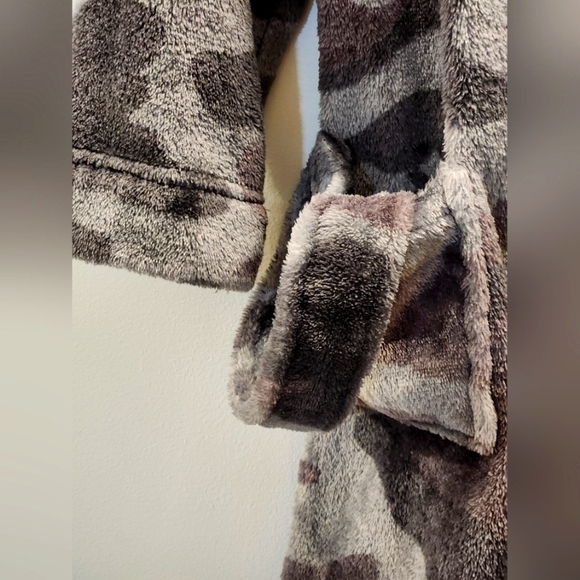 Boy's Size 6 Fleece Army Robe, Gray, Long Sleeve, Eddie Bauer - Picture 3 of 6